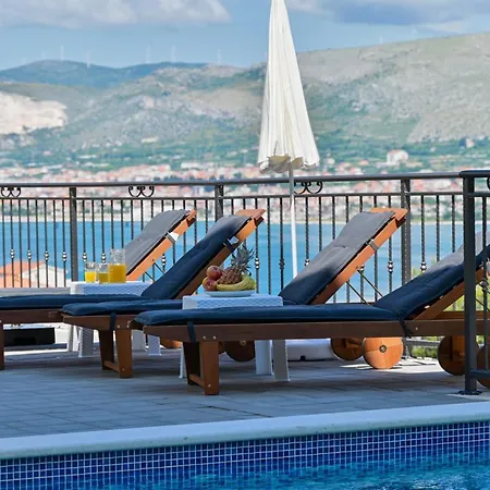 Luxury Sun Stone Heated Pool & Whirlpool Vila