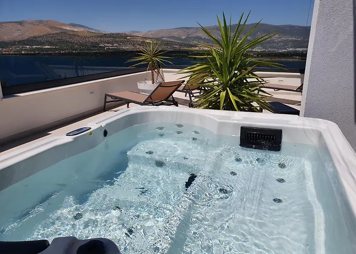 Luxury Sun Stone Heated Pool & Whirlpool *