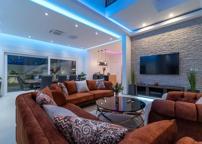 Luxury Sun Stone Heated Pool & Whirlpool