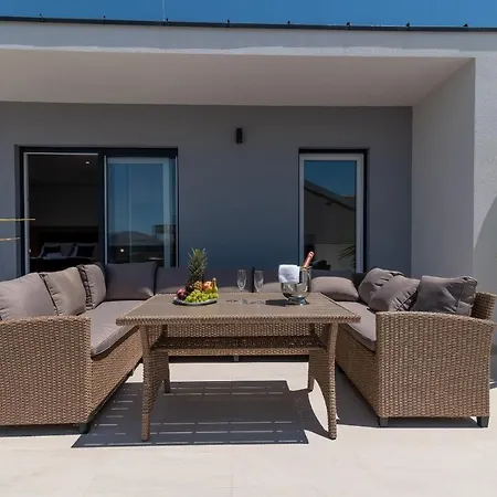 Luxury Sun Stone Heated Pool & Whirlpool Willa