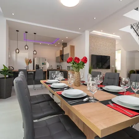 Luxury Sun Stone Heated Pool & Whirlpool