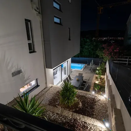 Luxury Sun Stone Heated Pool & Whirlpool Vila