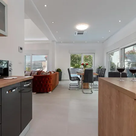 Willa Luxury Sun Stone Heated Pool & Whirlpool Trogir