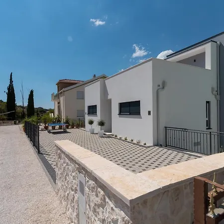 Luxury Sun Stone Heated Pool & Whirlpool Willa