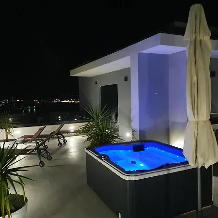 Willa Luxury Sun Stone Heated Pool & Whirlpool *