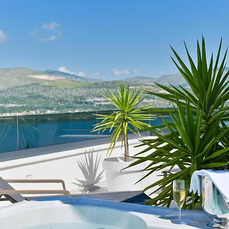 Willa Luxury Sun Stone Heated Pool & Whirlpool