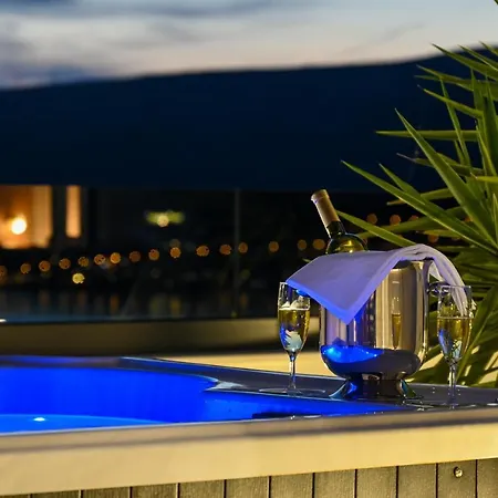 Willa Luxury Sun Stone Heated Pool & Whirlpool *