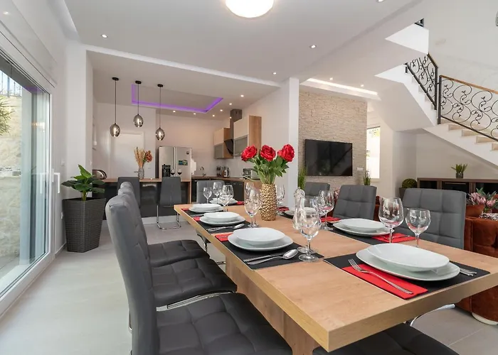 Luxury Sun Stone Heated Pool & Whirlpool