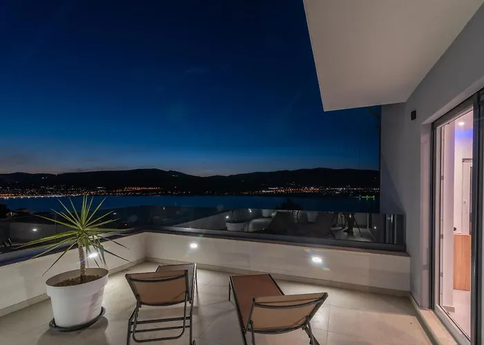 Luxury Sun Stone Heated Pool & Whirlpool