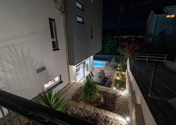 Luxury Sun Stone Heated Pool & Whirlpool Villa