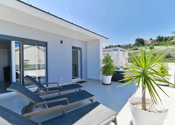 Luxury Sun Stone Heated Pool & Whirlpool *