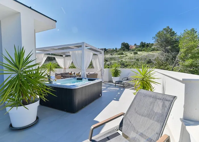 Luxury Sun Stone Heated Pool & Whirlpool Villa Trogir