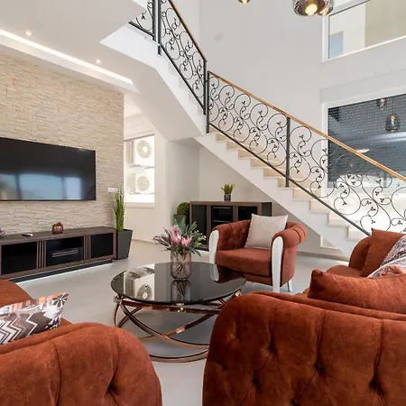 Luxury Sun Stone Heated Pool & Whirlpool * 트로기르