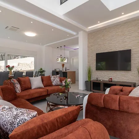 Villa Luxury Sun Stone Heated Pool & Whirlpool