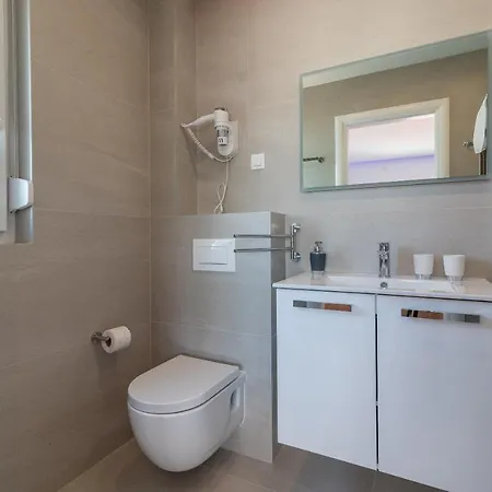 Luxury Sun Stone Heated Pool & Whirlpool 빌라 트로기르