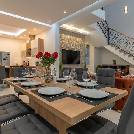 Luxury Sun Stone Heated Pool & Whirlpool 트로기르