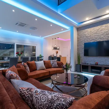 Luxury Sun Stone Heated Pool & Whirlpool