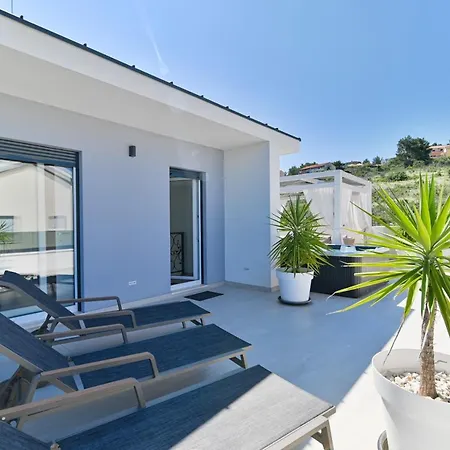 Luxury Sun Stone Heated Pool & Whirlpool *