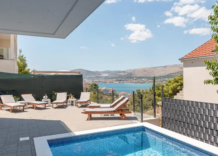 Luxury Sun Stone Heated Pool & Whirlpool Vila Trogir
