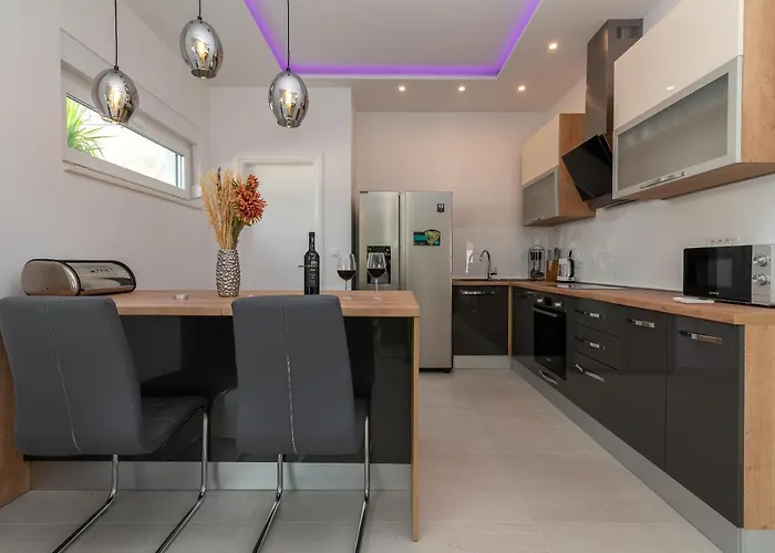 Luxury Sun Stone Heated Pool & Whirlpool * Trogir