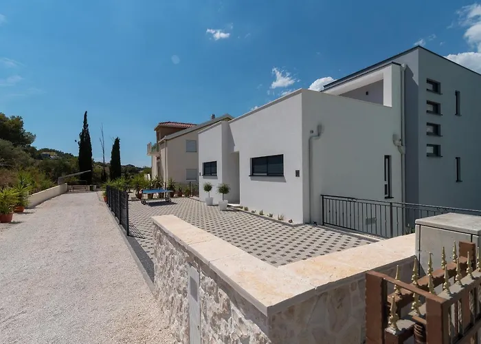 Luxury Sun Stone Heated Pool & Whirlpool Vila