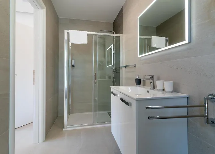 Luxury Sun Stone Heated Pool & Whirlpool Vila