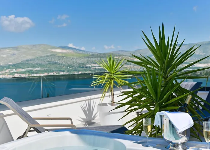 Vila Luxury Sun Stone Heated Pool & Whirlpool