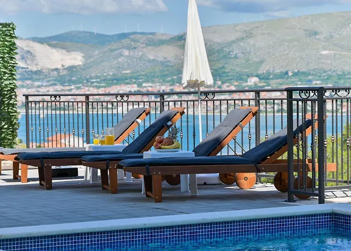 Luxury Sun Stone Heated Pool & Whirlpool Vila