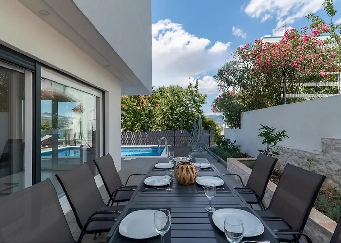 Luxury Sun Stone Heated Pool & Whirlpool Vila Trogir