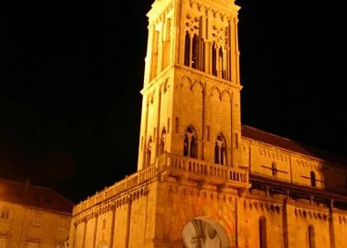 Luxury Sun Stone Heated Pool & Whirlpool